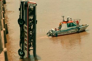 Recordada tragedia en Santa Fe A 20 años de la caída del colectivo Etacer al río Colastiné - A 20 años de la caída del colectivo Etacer al río Colastiné -