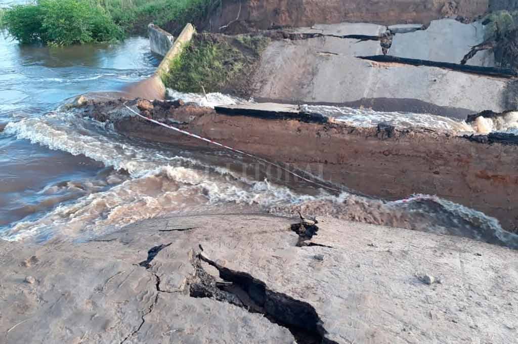 Entre Colonia Teresa y Alejandra. Corte total en la Ruta 1: se hundió el asfalto por el avance del agua - Corte total en la Ruta 1: se hundió el asfalto por el avance del agua - -