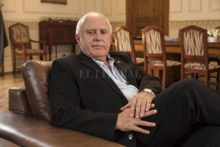 Entrevista al gobernador de la provincia "La gente pide una alternativa de gobierno que salga de la grieta entre Macri y el kirchnerismo" - Entre febrero y marzo el gobernador anunciará dos importantes proyectos para la ciudad de Santa Fe. "La gente pide una alternativa de gobierno que salga de la grieta entre Macri y el kirchnerismo" - Entre febrero y marzo el gobernador anunciará dos importantes proyectos para la ciudad de Santa Fe.