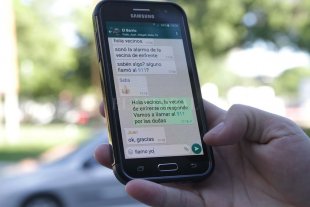 La gente se organiza desde el celular frente la inseguridad El grupo de WhatsApp, la táctica vecinal más usada para dar alertas - ¡Atención vecinos! La red de mensajería instantánea más popular del mundo puede ser —siempre y cuando se use correctamente— un instrumento muy valioso para dar alertas y preservar la seguridad en la cuadra. El grupo de WhatsApp, la táctica vecinal más usada para dar alertas - ¡Atención vecinos! La red de mensajería instantánea más popular del mundo puede ser —siempre y cuando se use correctamente— un instrumento muy valioso para dar alertas y preservar la seguridad en la cuadra.