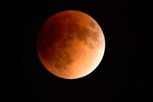 El fenómeno comenzará a las 23:36 Esta noche se verá en Santa Fe la "Superluna de sangre" - Esta noche se verá en Santa Fe la "Superluna de sangre" -