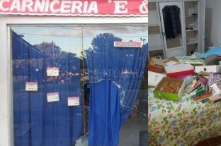 Sigue el drama Sauce Viejo: robaron en una vivienda y en una carnicería - La carnicería desde donde robaron una media res y la caja registradora, se ubica a 30 metros de la comisaría/El estado en que quedó la vivienda tras el paso de los delincuentes. Sauce Viejo: robaron en una vivienda y en una carnicería - La carnicería desde donde robaron una media res y la caja registradora, se ubica a 30 metros de la comisaría/El estado en que quedó la vivienda tras el paso de los delincuentes.