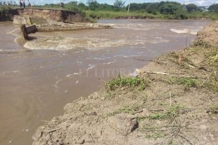 Corte sobre la ruta 1 Se demora la instalación del puente Bailey porque se duplicó el tamaño de la erosión - Las fotografías fueron registradas a las 16 del domingo en el corte. Se puede apreciar la distancias entre una cabecera y la otra. Hay que hacer tareas de consolidación por parte de Vialidad. Se demora la instalación del puente Bailey porque se duplicó el tamaño de la erosión - Las fotografías fueron registradas a las 16 del domingo en el corte. Se puede apreciar la distancias entre una cabecera y la otra. Hay que hacer tareas de consolidación por parte de Vialidad.