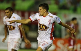 Los refuerzos rojinegros Los Brian no, Mendoza casi - Diego Mendoza, festejando un gol con la camiseta de Huracán Los Brian no, Mendoza casi - Diego Mendoza, festejando un gol con la camiseta de Huracán