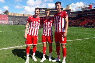 Es la única duda para jugar este miércoles Lotti le sacó una "Cuadra" a Maxi - Se quedó y la pegó. Augusto Lotti (izquierda), Nico Andereggen (centro) y Mariano Gómez (derecha) posando en la cancha de Colón antes de un clásico de reserva. Si bien lo pidió Arsenal, el ex Racing se quedó en Unión y le clavó dos goles de verano a Boca, que le abren las puertas del once titular contra River. De los otros dos, Nico está en Suiza y el zaguero en la segunda de España. Lotti le sacó una "Cuadra" a Maxi - Se quedó y la pegó. Augusto Lotti (izquierda), Nico Andereggen (centro) y Mariano Gómez (derecha) posando en la cancha de Colón antes de un clásico de reserva. Si bien lo pidió Arsenal, el ex Racing se quedó en Unión y le clavó dos goles de verano a Boca, que le abren las puertas del once titular contra River. De los otros dos, Nico está en Suiza y el zaguero en la segunda de España.