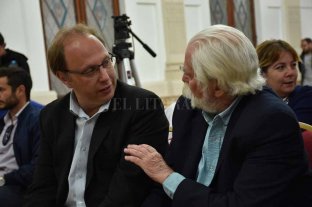 Ipec difundió los datos de diciembre 49,3% fue la inflación de Santa Fe y será la suba salarial de estatales - Saglione, ministro de Economía, y Jorge Moore, titular del IPEC, responsable de las mediciones de la provincia. 49,3% fue la inflación de Santa Fe y será la suba salarial de estatales - Saglione, ministro de Economía, y Jorge Moore, titular del IPEC, responsable de las mediciones de la provincia.