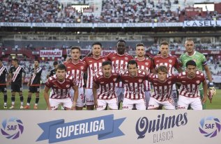 Hoy a las 21 en el Monumental River: "pavada" de rival para Unión en el debut oficial de 2019 - La foto es del último enfrentamiento entre River y Unión, partido que ganó el Millonario 2 a 0 en el Monumental, estadio en el que volverán a medirse hoy a las 21 con el arbitraje de Nicolás Lamolina, para cumplimentar el cotejo postergado de la 12da. fecha de la Superliga. De los seis de arriba no estará Bottinelli (en el banco); y de los cinco de abajo estarán ausentes Soldano, Gamba y De Iriondo, quienes ya no visten la camiseta rojiblanca. River: "pavada" de rival para Unión en el debut oficial de 2019 - La foto es del último enfrentamiento entre River y Unión, partido que ganó el Millonario 2 a 0 en el Monumental, estadio en el que volverán a medirse hoy a las 21 con el arbitraje de Nicolás Lamolina, para cumplimentar el cotejo postergado de la 12da. fecha de la Superliga. De los seis de arriba no estará Bottinelli (en el banco); y de los cinco de abajo estarán ausentes Soldano, Gamba y De Iriondo, quienes ya no visten la camiseta rojiblanca.