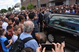 Nadie faltó a la despedida de Emiliano Sala Un aplauso eterno para el ídolo silencioso - Un aplauso eterno para el ídolo silencioso -