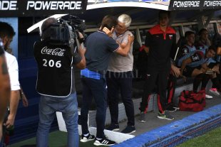 Busca cambios adentro y afuera de la cancha... Las cosas nuevas de Comesaña - El fraternal saludo de Comesaña a Heinze, el viernes a la tardecita en Liniers. Las cosas nuevas de Comesaña - El fraternal saludo de Comesaña a Heinze, el viernes a la tardecita en Liniers.