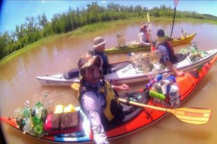 Un grupo de amigos le dan "una caricia" al río cada vez que salen en sus kayaks - Un grupo de amigos le dan "una caricia" al río cada vez que salen en sus kayaks -