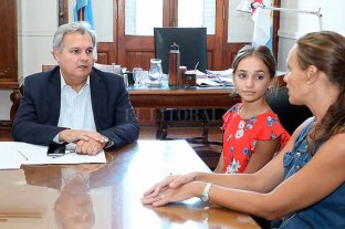 Recibirá una ayuda económica de $ 90 mil Pili, la niña de oro de la danza podrá viajar a competir en Estados Unidos - Una ayuda importante. El ministro Farías se reunió días atrás con la bailarina Pilar Cardozo y su mamá, Tatiana Chmaruk. Pili, la niña de oro de la danza podrá viajar a competir en Estados Unidos - Una ayuda importante. El ministro Farías se reunió días atrás con la bailarina Pilar Cardozo y su mamá, Tatiana Chmaruk.