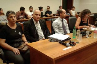 Juicio por accidente de tránsito La defensa del acusado por matar a dos jóvenes pidió que no vaya preso - La madre de una de las víctimas (izq.) que es querellante, presenció la audiencia junto a su abogado -Pedro Mendoza- y la fiscal de Tránsito, Carolina Parodi (der.), que estuvo acompañada por un integrante de su equipo. La defensa del acusado por matar a dos jóvenes pidió que no vaya preso - La madre de una de las víctimas (izq.) que es querellante, presenció la audiencia junto a su abogado -Pedro Mendoza- y la fiscal de Tránsito, Carolina Parodi (der.), que estuvo acompañada por un integrante de su equipo.