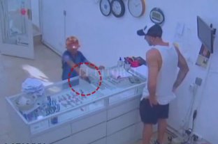 Fue a robar una joyería con un arma en la mano A los ocho años ya roba a punta de pistola - En una zona céntrica de Moreno y a plena luz del día, un niño de 8 años intenta robar amenazando con un arma A los ocho años ya roba a punta de pistola - En una zona céntrica de Moreno y a plena luz del día, un niño de 8 años intenta robar amenazando con un arma