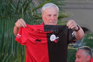 Otra polémica con la pilcha ¿Qué pasa con la camiseta de Colón? - Hace dos años. El presidente Vignatti presentando la primera Burrda Sport en el Hotel de Campo Colón. La relación no pasa por el mejor momento. ¿Qué pasa con la camiseta de Colón? - Hace dos años. El presidente Vignatti presentando la primera Burrda Sport en el Hotel de Campo Colón. La relación no pasa por el mejor momento.