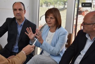 90 % de la droga se secuestra en la frontera norte Bullrich le apunta "muy fuerte" a la economía del narcotráfico - "D’Alessio está chapa", dijo Bullrich en Santa Fe sobre el falso abogado y extorsionador. Corral pidió a Perotti que haga "autocrítica kirchnerista" y Cantard habló de una acción integral en los barrios para enfrentar narcos. Bullrich le apunta "muy fuerte" a la economía del narcotráfico - "D’Alessio está chapa", dijo Bullrich en Santa Fe sobre el falso abogado y extorsionador. Corral pidió a Perotti que haga "autocrítica kirchnerista" y Cantard habló de una acción integral en los barrios para enfrentar narcos.