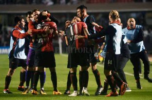 Infografía especial multimedia Carabela sabalera: los viajes de Colón por América - Festejo loco. Los jugadores de Colón segundos más tarde del gol de Matías Fritzler en el Morumbí. Colón ganó y quedó en los registros para toda la historia. Carabela sabalera: los viajes de Colón por América - Festejo loco. Los jugadores de Colón segundos más tarde del gol de Matías Fritzler en el Morumbí. Colón ganó y quedó en los registros para toda la historia.