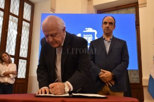 Firmaron un convenio el gobernador Lifzchitz y el intendente Corral Visto bueno para darle pavimento a 100 cuadras del norte de la ciudad - El gobernador Lifschitz y el intendente José Corral, en el momento de la rúbrica del convenio. Visto bueno para darle pavimento a 100 cuadras del norte de la ciudad - El gobernador Lifschitz y el intendente José Corral, en el momento de la rúbrica del convenio.