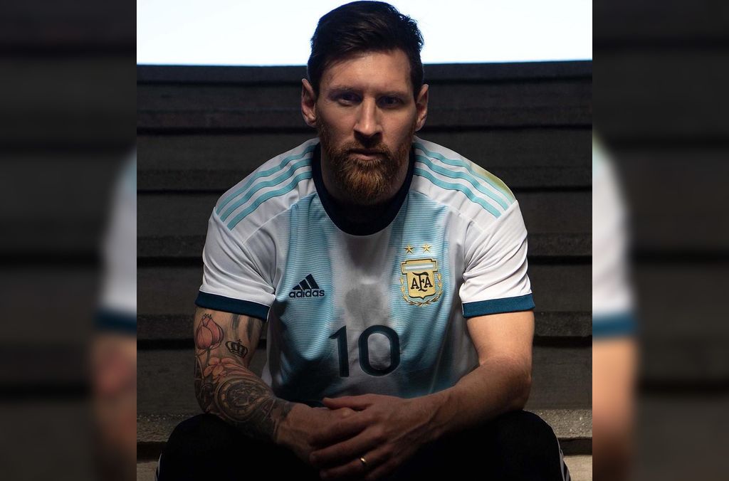 Messi mostró la nueva camiseta de la Selección Argentina ...