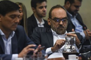 Se mostraron en sintonía con la temática "Tonta", "mono", "forro": los diputados se tiraron con todo por el Proyecto anti barras - Fernando Iglesias. "Tonta", "mono", "forro": los diputados se tiraron con todo por el Proyecto anti barras - Fernando Iglesias.