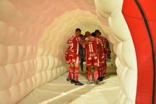 Debuta el Tate en una copa internacional Unión entra hoy al túnel de la historia - Para toda la vida. Esa misma foto, esta noche, cerca de las 21.30 y contra un equipo respetable de Ecuador como es Independiente del Valle. Este grupo, estos jugadores, este entrenador que cada vez más se merece la estatua en bronce en López y Planes. Sin dudas, uno de los momentos más esperados de toda la vida: el del bautismo internacional del viejo y querido Unión de Santa Fe. Unión entra hoy al túnel de la historia - Para toda la vida. Esa misma foto, esta noche, cerca de las 21.30 y contra un equipo respetable de Ecuador como es Independiente del Valle. Este grupo, estos jugadores, este entrenador que cada vez más se merece la estatua en bronce en López y Planes. Sin dudas, uno de los momentos más esperados de toda la vida: el del bautismo internacional del viejo y querido Unión de Santa Fe.