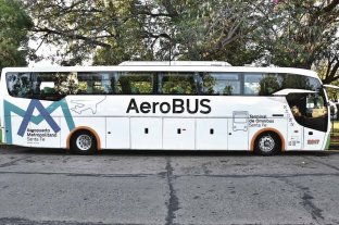 Nuevo servicio El martes presentan el micro que viajará al Aeropuerto Metropolitano - Aero Bus. Ya está ploteado, listo para ascender a los pasajeros y llevarlos al aeropuerto de Sauce Viejo. El martes presentan el micro que viajará al Aeropuerto Metropolitano - Aero Bus. Ya está ploteado, listo para ascender a los pasajeros y llevarlos al aeropuerto de Sauce Viejo.