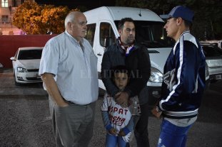 Ni Colón se salvó... Spahn, a puro "palitos" - El presidente de Unión, Luis Spahn, dialogando distendido con Juan Pablo Pumpido y Mauricio Martínez en la playa de estacionamiento del club. Spahn, a puro "palitos" - El presidente de Unión, Luis Spahn, dialogando distendido con Juan Pablo Pumpido y Mauricio Martínez en la playa de estacionamiento del club.