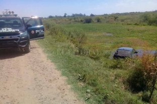 Se investiga Misterio: un auto en el zanjón - Personal policial se acercó hasta el lugar y comenzó con las primeras tareas investigativas. Misterio: un auto en el zanjón - Personal policial se acercó hasta el lugar y comenzó con las primeras tareas investigativas.