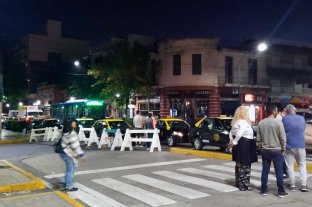 Se investiga lo sucedido Mataron a un taxista en Rosario y no hay servicio por 24 horas - Conocida la noticia del crimen, colegas taxistas reclamaban en la zona de la terminal de ómnibus Mataron a un taxista en Rosario y no hay servicio por 24 horas - Conocida la noticia del crimen, colegas taxistas reclamaban en la zona de la terminal de ómnibus