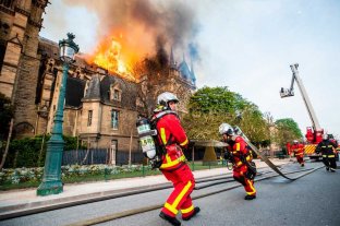 Premiaron a bomberos que apagaron el incendio de Notre Dame 