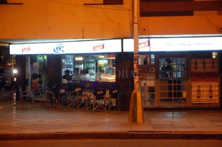 Inseguridad en Santa Fe Robaron en un kiosco en pleno bulevar - El hecho se registró sobre el tradicional bulevar Gálvez de la ciudad de Santa Fe. Robaron en un kiosco en pleno bulevar - El hecho se registró sobre el tradicional bulevar Gálvez de la ciudad de Santa Fe.