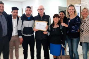 Colaboró muchos años por el bien de Santa Rosa de Lima Un tal Lito, el "héroe" anónimo que fue elegido vecino ejemplar por sus valores - Tauber, mostrando el diploma que el Concejo entregó por la creación del Programa Vecino Ejemplar del Movimiento local Mahatma Gandhi. Un tal Lito, el "héroe" anónimo que fue elegido vecino ejemplar por sus valores - Tauber, mostrando el diploma que el Concejo entregó por la creación del Programa Vecino Ejemplar del Movimiento local Mahatma Gandhi.