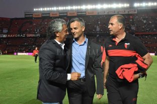 Hace casi un año que no gana afuera Colón busca descubrir la victoria en Victoria - "Pipo" y Pablito...El saludo cordial de Néstor Gorosito con Pablo Lavallén, antes de Colón 0-Tigre 0 hace algunos días en el Cementerio de los Elefantes. El "Matador", que descendió pero fue aplaudido, quiere revancha en la Copa Superliga. Colón busca gritar fuera de Santa Fe, algo que hace casi un año no consigue por los torneos domésticos en la Argentina. Colón busca descubrir la victoria en Victoria - "Pipo" y Pablito...El saludo cordial de Néstor Gorosito con Pablo Lavallén, antes de Colón 0-Tigre 0 hace algunos días en el Cementerio de los Elefantes. El "Matador", que descendió pero fue aplaudido, quiere revancha en la Copa Superliga. Colón busca gritar fuera de Santa Fe, algo que hace casi un año no consigue por los torneos domésticos en la Argentina.