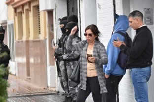 En zona céntrica Múltiples allanamientos por estafas a una mutual - La fiscal María Laura Urquiza estuvo al frente del primer allanamiento, en San Martín al 3700, en barrio Mariano Comas. Múltiples allanamientos por estafas a una mutual - La fiscal María Laura Urquiza estuvo al frente del primer allanamiento, en San Martín al 3700, en barrio Mariano Comas.
