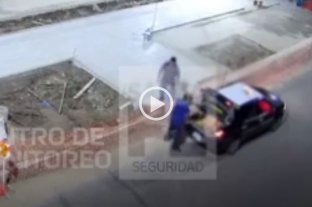 Quedó registrado en las cámaras Video: así intentaban robarse bolsas de cemento del obrador de Av. Freyre - Video: así intentaban robarse bolsas de cemento del obrador de Av. Freyre -