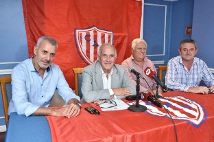 Marcelo Martín explicó su decisión y sentó posición... "Nos vamos del club pero no de la vida política de Unión" - Marcelo Martín en la mesa principal, acompañado por Félix Bertorello, Armando López y Adolfo Zentner. "Nos vamos dolidos", dijo el actual vicepresidente y hombre fuerte de la actual comisión. "Nos vamos del club pero no de la vida política de Unión" - Marcelo Martín en la mesa principal, acompañado por Félix Bertorello, Armando López y Adolfo Zentner. "Nos vamos dolidos", dijo el actual vicepresidente y hombre fuerte de la actual comisión.