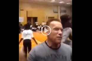 Agredieron a Schwarzenegger Video: Terminator no la vio venir - Momento en el que Schwarzenegger es agredido. Video: Terminator no la vio venir - Momento en el que Schwarzenegger es agredido.