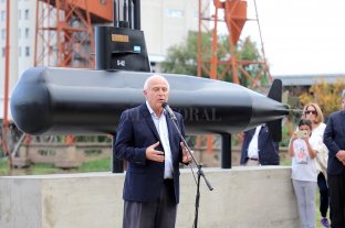 Se colocó una réplica del submarino Los 44 tripulantes del ARA San Juan tienen su homenaje en el Puerto de Santa Fe - El gobernador presidió el acto del homenaje en el puerto santafesino. Los 44 tripulantes del ARA San Juan tienen su homenaje en el Puerto de Santa Fe - El gobernador presidió el acto del homenaje en el puerto santafesino.