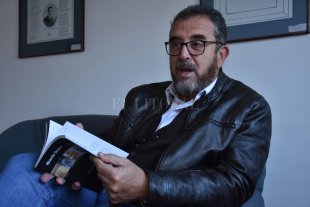 PRESENTAN EL LIBRO "LA CIUDAD ESTÁ VIVA Y REZONGA" Misteriosa Santa Fe - Docente, abogado y escritor, Ricardo Dupuy tiene en su haber varias publicaciones especializadas, pero también indagó en la poesía, el cuento y la novela. Su nuevo trabajo fue publicado por Toda Ediciones. Misteriosa Santa Fe - Docente, abogado y escritor, Ricardo Dupuy tiene en su haber varias publicaciones especializadas, pero también indagó en la poesía, el cuento y la novela. Su nuevo trabajo fue publicado por Toda Ediciones.