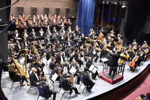 JUNTO A INVITADOS La Sinfónica realizará su tradicional Velada de Gala - La Orquesta Sinfónica Provincial durante un reciente concierto que compartió con el Coro Polifónico Provincial bajo las órdenes de Mariano Moruja. La Sinfónica realizará su tradicional Velada de Gala - La Orquesta Sinfónica Provincial durante un reciente concierto que compartió con el Coro Polifónico Provincial bajo las órdenes de Mariano Moruja.