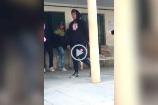 Ocurrió este lunes Video: un alumno intentó apuñalar a un compañero durante el recreo - Video: un alumno intentó apuñalar a un compañero durante el recreo -