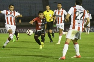 Colón decepcionó por su juego a la multitud que lo acompañó a Montevideo… Mucho marco, poco cuadro - Mucho marco, poco cuadro -