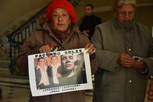 Juicio abreviado Condenaron a perpetua al autor del quíntuple femicidio - El rostro del imputado lo mostraron los familiares de las víctimas, porque el tribunal prohibió que se le tomaran imágenes en la sala de audiencia. Condenaron a perpetua al autor del quíntuple femicidio - El rostro del imputado lo mostraron los familiares de las víctimas, porque el tribunal prohibió que se le tomaran imágenes en la sala de audiencia.