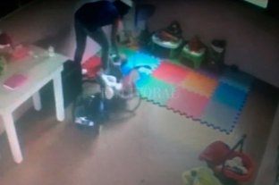 La causa es por “homicidio en grado de tentativa” Ordenaron detener a la maestra que fue filmada maltratando a una beba - Ordenaron detener a la maestra que fue filmada maltratando a una beba - -