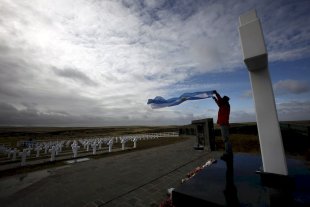 Lorna Márquez es sobrina de un argentino muerto durante la guerra La joven que desentrañó la muerte de su tío, héroe caído en Malvinas - Una postal emotiva del Cementerio de Darwin, en Isla Soledad, donde descansan 230 héroes de Malvinas, de cuyos restos muchos ya fueron identificados. El registro gráfico es de 2012. La joven que desentrañó la muerte de su tío, héroe caído en Malvinas - Una postal emotiva del Cementerio de Darwin, en Isla Soledad, donde descansan 230 héroes de Malvinas, de cuyos restos muchos ya fueron identificados. El registro gráfico es de 2012.