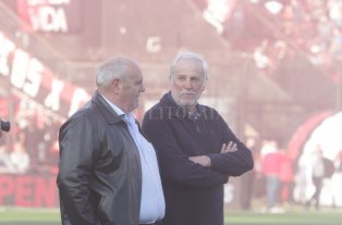 El miércoles se vota en la Superliga Descensos: Colón y Unión enfrentados por conveniencia - En veredas opuestas. José Néstor Vignatti y Luis Spahn, juntos, en el último clásico jugado en el Brigadier López. Por cuestiones obvias, votarán por salidas distintas el tema de los descensos. Los dos presidentes tienen votos como así también los vice: José Alonso en Colón y Edgardo Zin en Unión. Descensos: Colón y Unión enfrentados por conveniencia - En veredas opuestas. José Néstor Vignatti y Luis Spahn, juntos, en el último clásico jugado en el Brigadier López. Por cuestiones obvias, votarán por salidas distintas el tema de los descensos. Los dos presidentes tienen votos como así también los vice: José Alonso en Colón y Edgardo Zin en Unión.