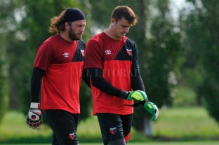 El domingo de Hass y Mehring reavivan la discusión El arco de Colón: ¿es una "prohibición" para sus pibes? - Andrés Mehring camina por las canchas del predio junto a "Fatura" Broun, cuando era su suplente. Apenas un solo partido fue su chance en Colón. Lo dejaron libre y este domingo fue la gran figura de la victoria de Godoy Cruz ante Huracán por Copa Argentina, atajando tres de los cinco penales en la definición. El arco de Colón: ¿es una "prohibición" para sus pibes? - Andrés Mehring camina por las canchas del predio junto a "Fatura" Broun, cuando era su suplente. Apenas un solo partido fue su chance en Colón. Lo dejaron libre y este domingo fue la gran figura de la victoria de Godoy Cruz ante Huracán por Copa Argentina, atajando tres de los cinco penales en la definición.