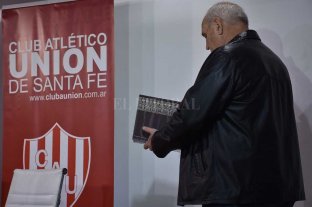 El presidente de Unión y la Superliga Luis Spahn: "Es un golpe institucional no dar quórum" - Papel en mano. Luis Spahn, pope máximo tatengue, criticó con dureza la actitud de los clubes que pegaron el faltazo ayer, entre ellos Colón. Se hizo fuerte en los papeles, en lo que está acordado y firmado de antemano con el tema de los descensos en la Argentina. "Yo creo que básicamente hay un interés deportivo de lograr atenuar ante los parciales de los clubes que están más comprometidos con los promedios, un sistema que le entregue algo de alivio a los socios de cada club", explicó el presidente rojiblanco. Luis Spahn: "Es un golpe institucional no dar quórum" - Papel en mano. Luis Spahn, pope máximo tatengue, criticó con dureza la actitud de los clubes que pegaron el faltazo ayer, entre ellos Colón. Se hizo fuerte en los papeles, en lo que está acordado y firmado de antemano con el tema de los descensos en la Argentina. "Yo creo que básicamente hay un interés deportivo de lograr atenuar ante los parciales de los clubes que están más comprometidos con los promedios, un sistema que le entregue algo de alivio a los socios de cada club", explicó el presidente rojiblanco.