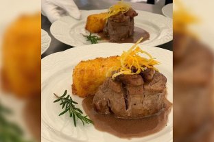 Un almuerzo bien santafesino Los secretos de la mesa de los presidentes - Plato principal. Sirvieron un lomo dijon, top de molleja y cremoso de papa, acompañado por vino malbec. Los secretos de la mesa de los presidentes - Plato principal. Sirvieron un lomo dijon, top de molleja y cremoso de papa, acompañado por vino malbec.