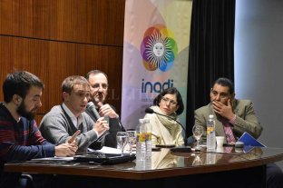 Vivir y morir discriminada ¿De qué hablamos cuando hablamos de "travesticidio"? - En el panel, a cargo de la delegada del Inadi en Santa Fe, Caren Schibelbein, los expositores brindaron una mirada jurídica y filosófica sobre la segregación social que sufre el colectivo trans y travesti. ¿De qué hablamos cuando hablamos de "travesticidio"? - En el panel, a cargo de la delegada del Inadi en Santa Fe, Caren Schibelbein, los expositores brindaron una mirada jurídica y filosófica sobre la segregación social que sufre el colectivo trans y travesti.
