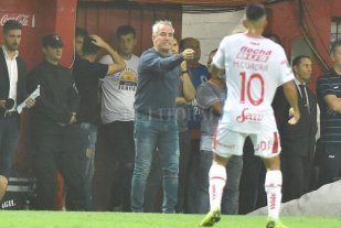 Empieza a nacer el 5-4-1 Ultimátum para Cuadra y Acevedo: ¿llegan o no? - Leo espera al "10". Como en cualquier partido, Leo Madelón necesita tener a todos los soldados en condiciones de ir a la línea de fuego. Por ahora, hay tres jugadores descartados: Marcos Peano, Brian Alvarez y Nicolás Mazzola. Los otros dos que están "ahí", con el alta médica pero sin fútbol, son el "Chaco" Nelson Acevedo para la mitad de la cancha y Maximiliano Pablo Cuadra (foto) para el ataque. ¿Podrá tener a los dos, a uno o a ninguno?. Ultimátum para Cuadra y Acevedo: ¿llegan o no? - Leo espera al "10". Como en cualquier partido, Leo Madelón necesita tener a todos los soldados en condiciones de ir a la línea de fuego. Por ahora, hay tres jugadores descartados: Marcos Peano, Brian Alvarez y Nicolás Mazzola. Los otros dos que están "ahí", con el alta médica pero sin fútbol, son el "Chaco" Nelson Acevedo para la mitad de la cancha y Maximiliano Pablo Cuadra (foto) para el ataque. ¿Podrá tener a los dos, a uno o a ninguno?.
